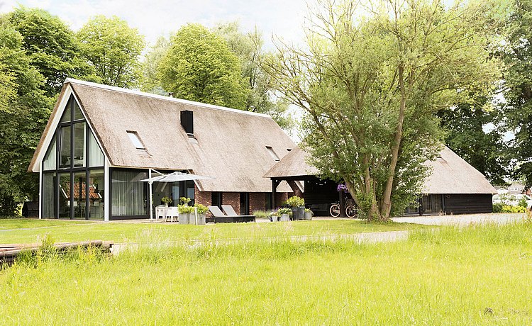 buitenaanzicht woonboerderij met tuin