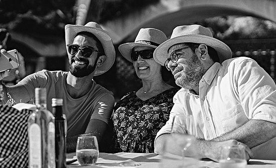 En el evento se repartieron sombreros de paja entre los invitados para protegerse del deslumbre de un sol.