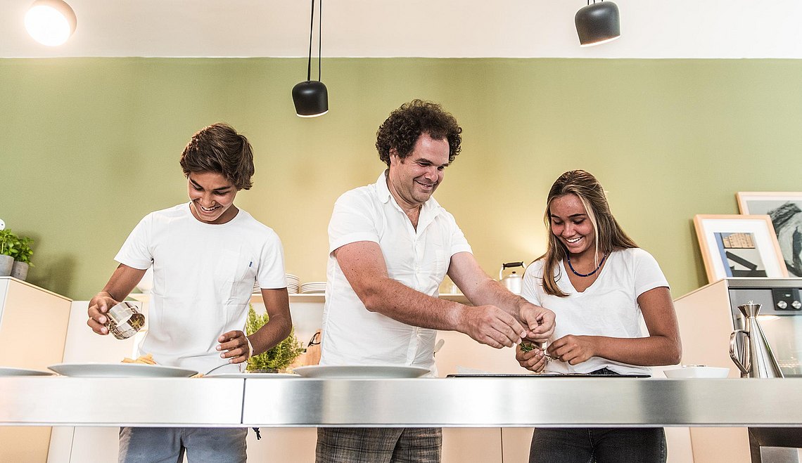 Familia de Filipa Fortunato en la cocina